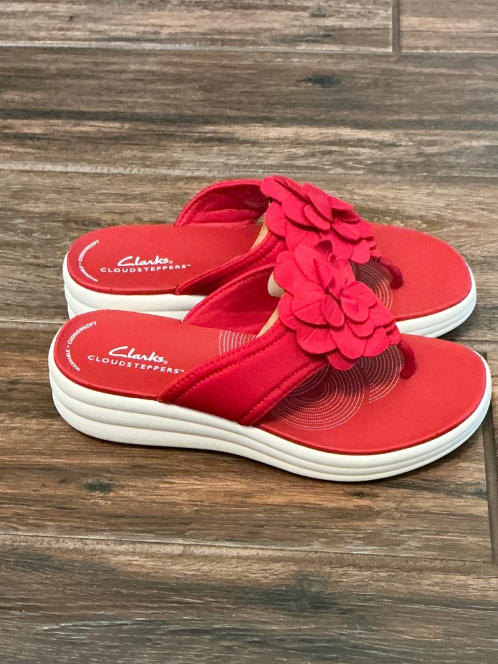 Clarks Red Floral Cloudsteppers Sandals - Picture 3 of 7